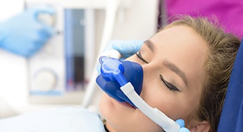Mujer relajante con sedación odontología en el consultorio del dentista