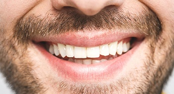 Primer plano de la hermosa sonrisa de un hombre