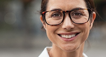 Mujer con gafas con hermosa sonrisa