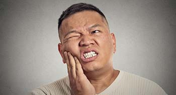Pained man needs to visit his emergency Daytona Beach dentist