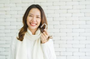 woman holding clear tray